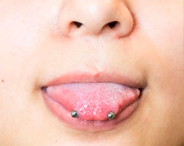 Piercing en lengua venom